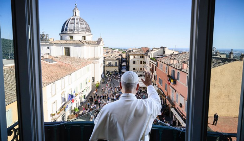 Papst Leo XIV. begrüßt bei seiner Ankunft am 5. Juli 2026 die Menschen vom Balkon des Apostolischen Palastes in Castel Gandolfo.