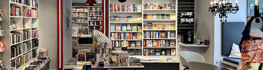 Blick in Buchhandlung mit Buchregalen und Tischen