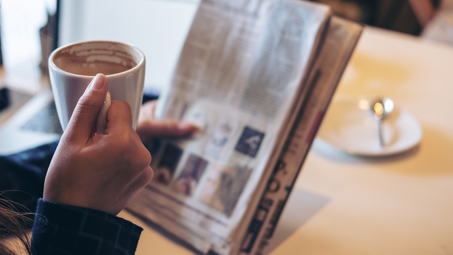 Psychotherapeut Stephan Trillmich liest am Morgen Zeitung, statt andauernde Push-Nachrichten auf dem Handy.