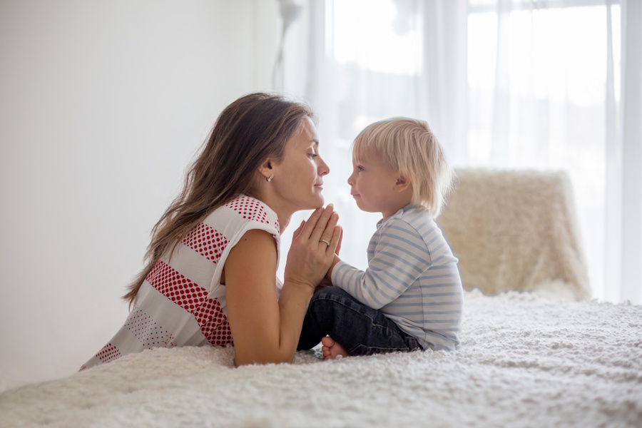 Viele Eltern möchten ihren Glauben an ihre Kinder weitergeben.
