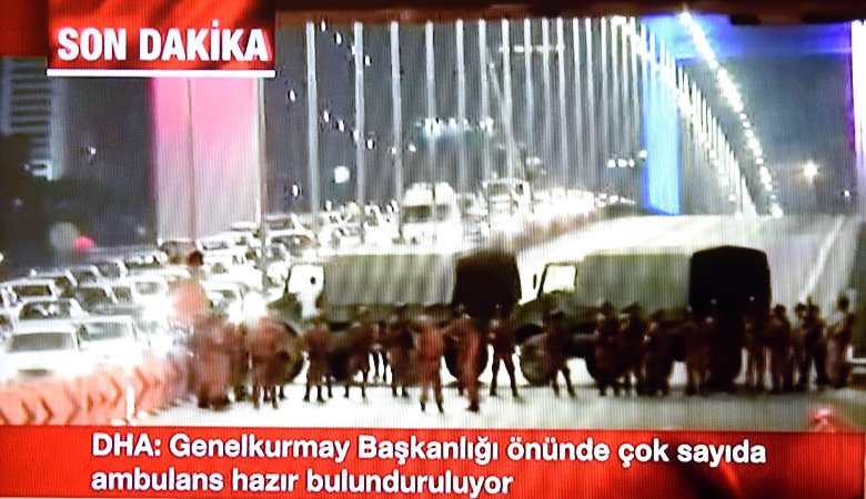In der Putschnacht am 15. Juli 2016 sperren Einsatzkräfte eine Brücke über den Bosporus.