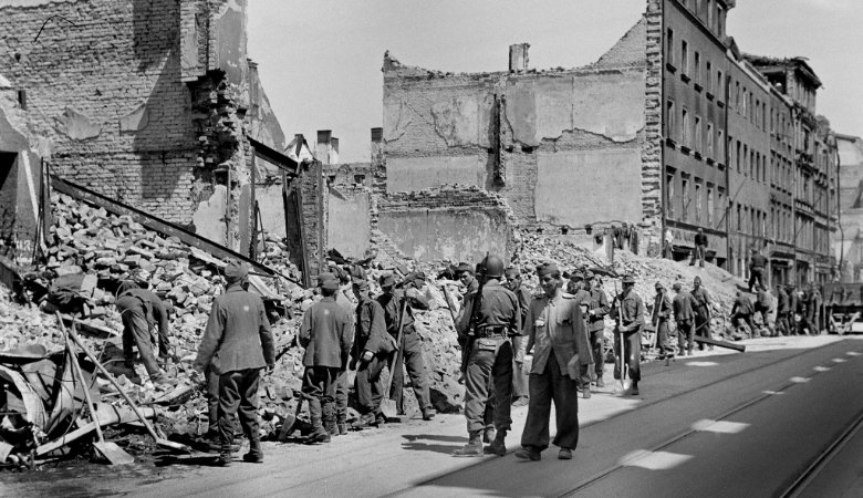 München in Trümmern: Deutsche Kriegsgefangene bei Aufräumarbeiten in der Münchener Altstadt im Juli 1945.