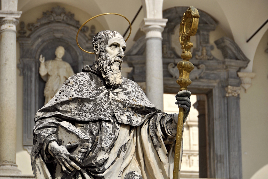 Statue des heiligen Benedikt von Nursia in der Benediktinerabtei Montecassino.