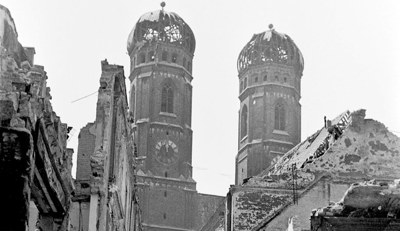 Blick auf die beschädigte Münchener Frauenkirche 1945.