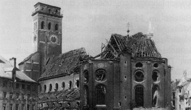 Die zerstörte Münchner Peterskirche 1945.