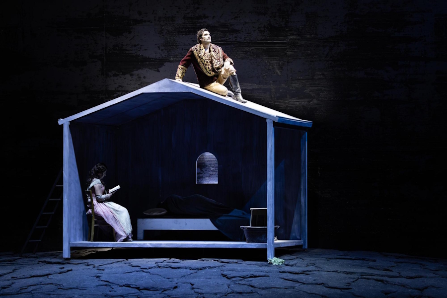 Der von Mephisto verjüngte Faust (Jonathan Tetelmann) bezirzt Margarethe (Olga Kulchynska).