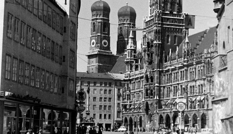  Blick auf die Frauenkirche und das Neue Rathaus in München Ende der fünfziger Jahre.