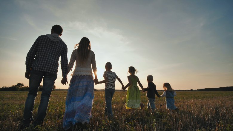 Bereits mit vier Kindern ist die Urlaubsplanung eine Herausforderung – passende Zimmer oder Mietwägen sind schwer zu finden, und natürlich die Gesamtkosten … Um wie viel mehr, wenn es sechs oder sieben Kinder sind! 