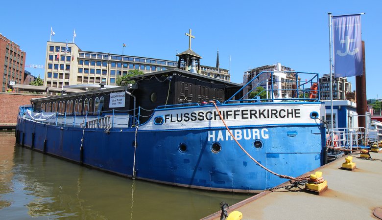 Schiff Evangelisch-Lutherische Flussschifferkirche im Hafen von Hamburg.