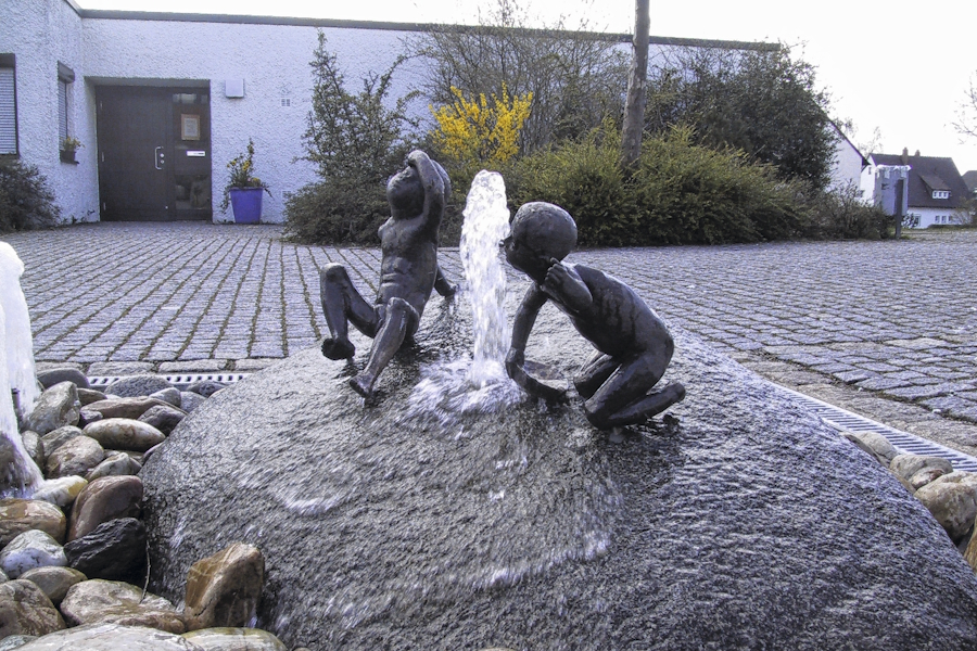 Sprudelnde Quelle im Brunnenhof des Pfarrzentrums.