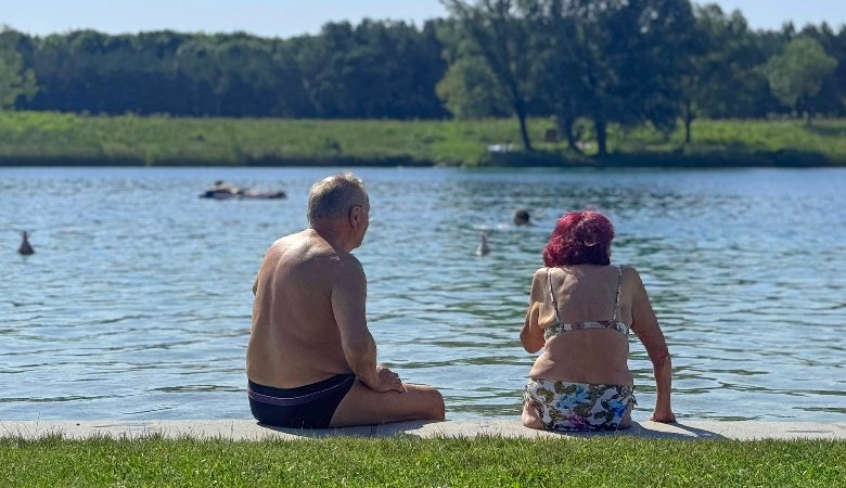 Rentnerpaar am See.