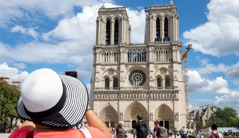 Touristen vor der Kathedrale Notre-Dame in Paris. 