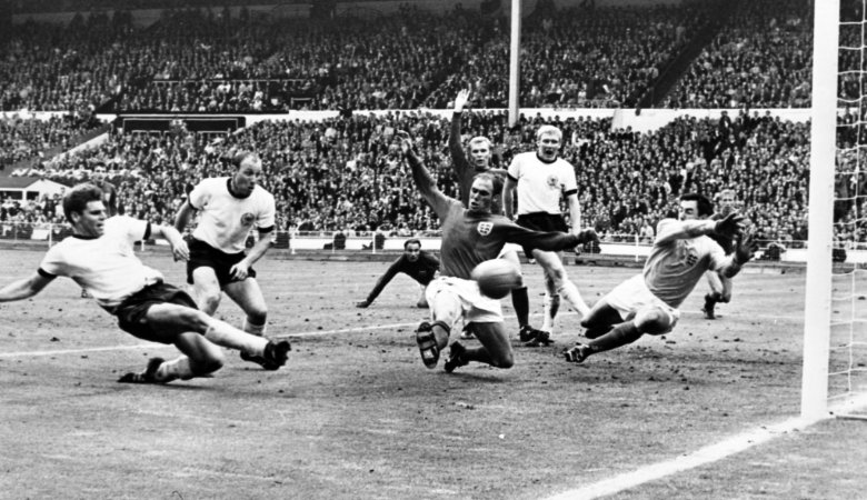 Kurz vor Ende der regulären Spielzeit im Wembley-Finale 1966 schoss Wolfgang Weber (links) den Ausgleich, der die Verlängerung erzwang. Dort kam es dann zum berühmten „Wembley-Tor“. 