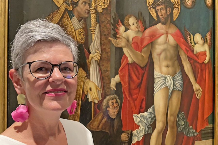 Melanie Thierbach, Leiterin des Augsburger Diözesanmuseums, vor einem Bild von Christus mit Spottmantel.
