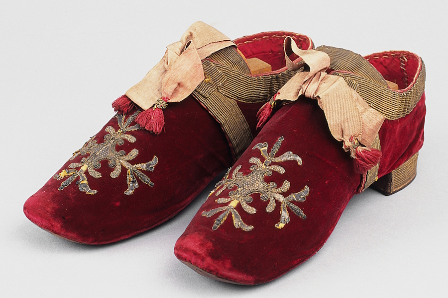 Bis Franziskus trugen Päpste Rot an den Füßen. Hier die Schuhe von Papst Pius VI.