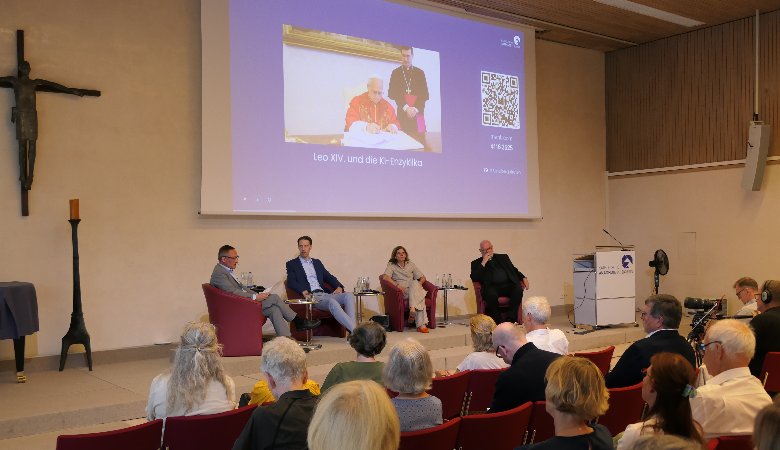 Auf dem Podium sprachen über künstliche Intelligenz (von links): Akademie-Direktor Achim Budde, Prof. Björn Ommer, Prof. Jeanne Rubner, Kardinal Reinhard Marx
