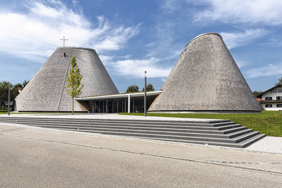 Ungewöhnlich: Außenansicht der gesuchten Kirche.