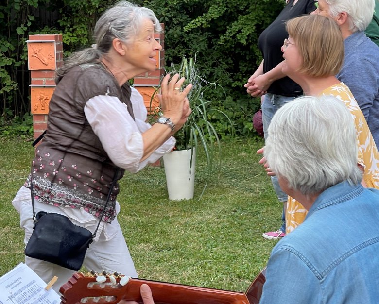Marie-Luise Schappert zeigt vollen Einsatz bei der Chorprobe.