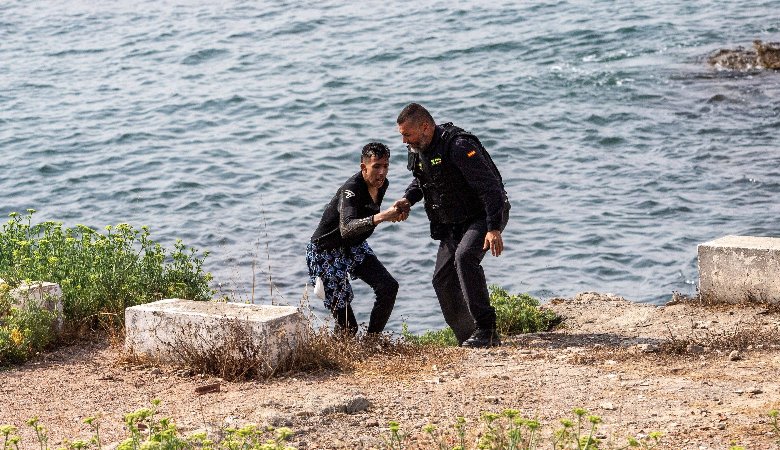 Immer mehr afrikanische Flüchtlinge versuchen, schwimmend in die spanische Exklave Ceuta zu gelangen.