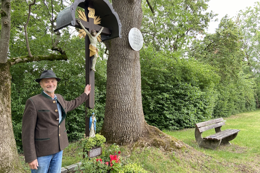 Michael Förster neben dem Kramer-Kreuz am Leonhardiweg 65 in München-Trudering.