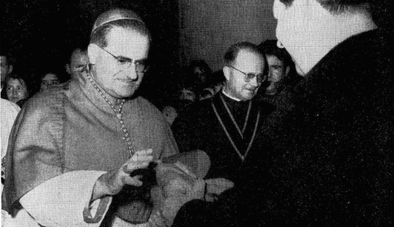 Die Jugend begrüßte Kardinal Döpfner nach seiner Rückkehr aus Rom am Domportal. Diözesanführer Georg Aschauer überreichte einen geschnitzten Bären als Willkommensgeschenk.