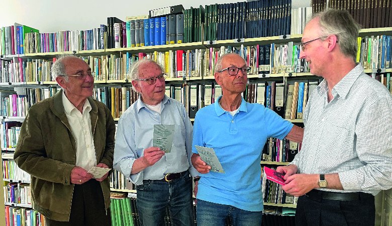 Waldkraiburgs Stadtarchivar Konrad Kern (rechts) im Gespräch mit (von links) Herbert Schwarz (82), Eduard Kästner (87) und Walter Weiß (87)
