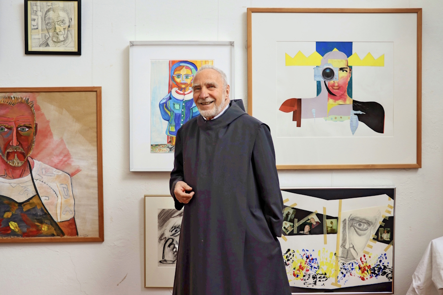 Meinrad Dufner ist 1966 in die Benediktinerabtei Münsterschwarzach eingetreten. Seit 1990 ist er ständig künstlerisch tätig. In seinem Atelier und der Galerie der Abtei Münsterschwarzach werden seine Kunstwerke präsentiert.