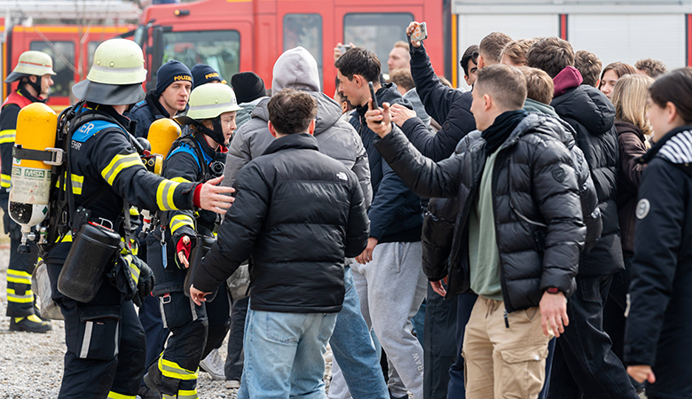 Bei einer Übung von Bayerischer Polizei und Bundeswehr im März 2026 wurde auch der Umgang mit Gaffern trainiert.