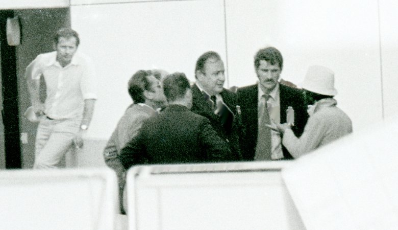 Der damalige Bundesinnenminister Hans-Dietrich Genscher verhandelt mit einem Terroristen im Olympischen Dorf.
