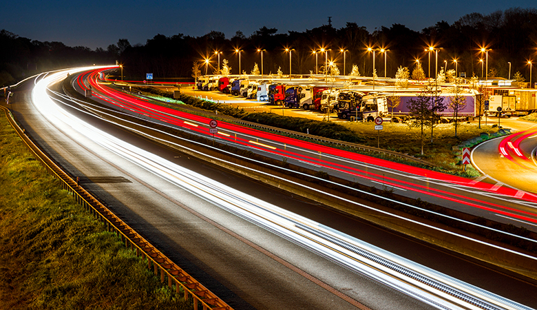 Nur ein Transportmittel oder ein verstecktes Warenlager auf Rädern, um anderswo Lagerkapazitäten einzusparen? – Parkende Lkw an einer deutschen Autobahn. 