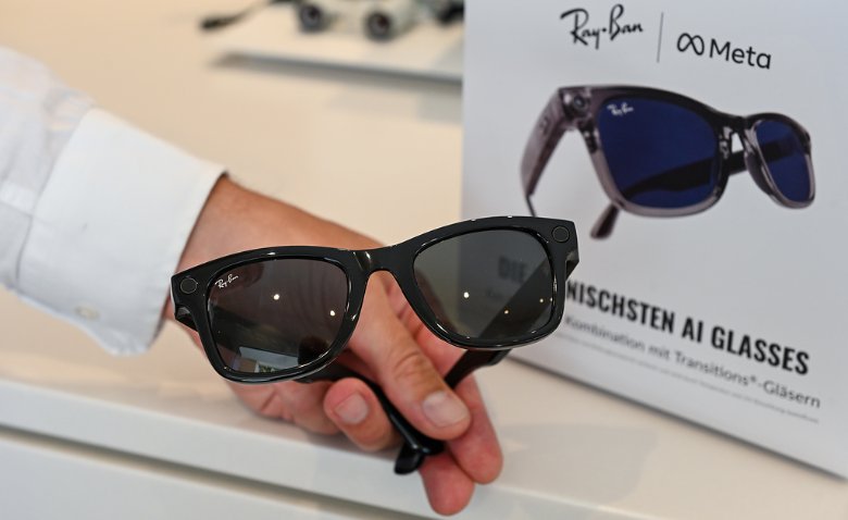 Eine KI-Brille im Geschäft eines Optikers. 
