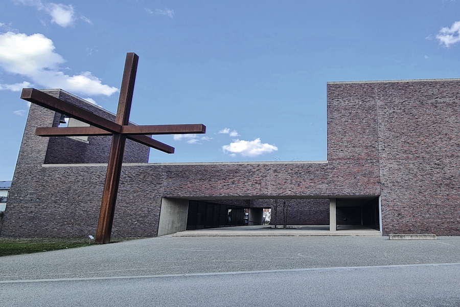 Die Fassade wurde mit Torfbrandklinkern verkleidet.