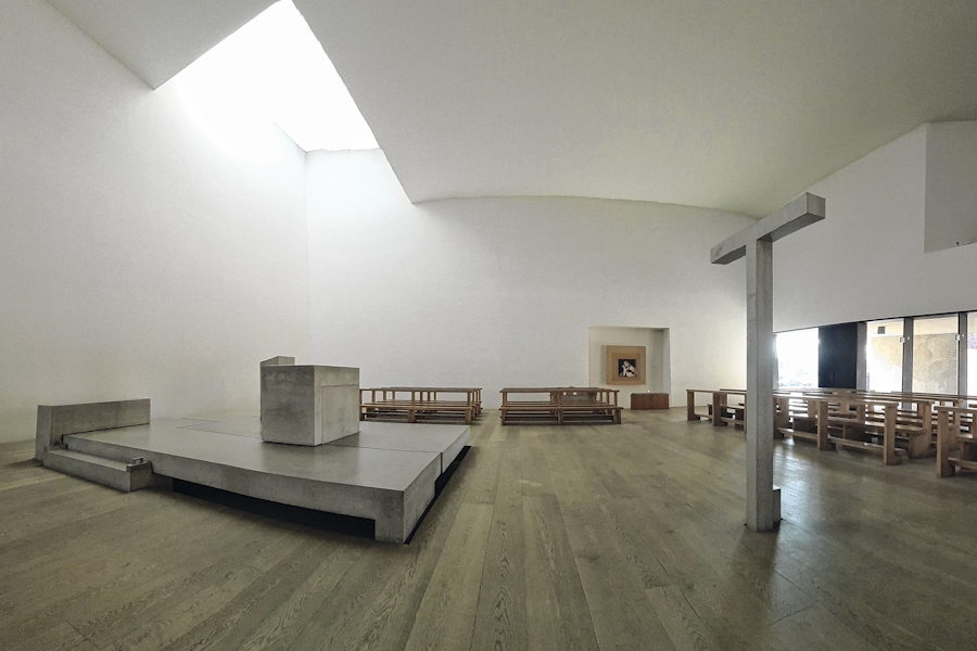 Licht und weit: der Kircheninnenraum.