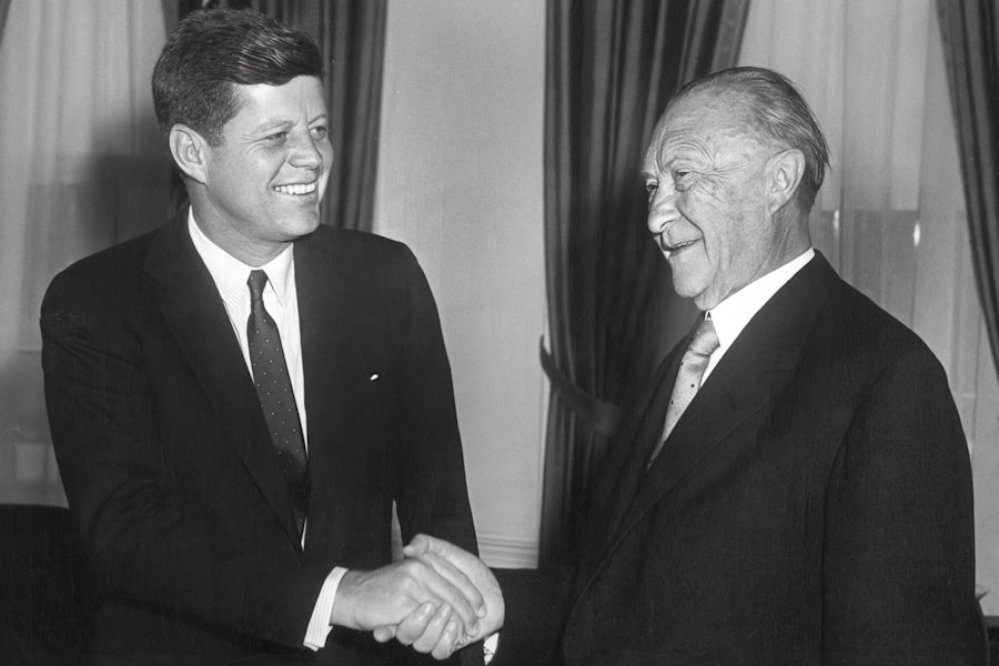 Konrad Adenauer (rechts) zu Besuch im Oval Office im Weißen Haus bei US-Präsident John F. Kennedy 1961. 