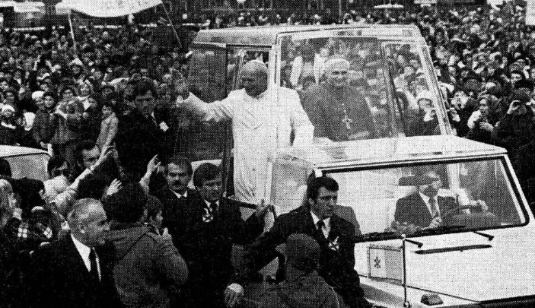 Papst Johannes Paul II. 1980 im Papamobil auf der Münchner Theresienwiese.