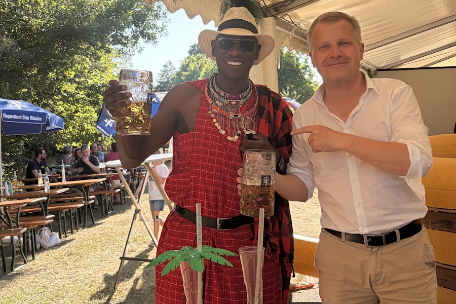 Heimatverbunden: Zu besonderen Anlässen trägt „Pfarrer Barti“ kenianische Tracht.