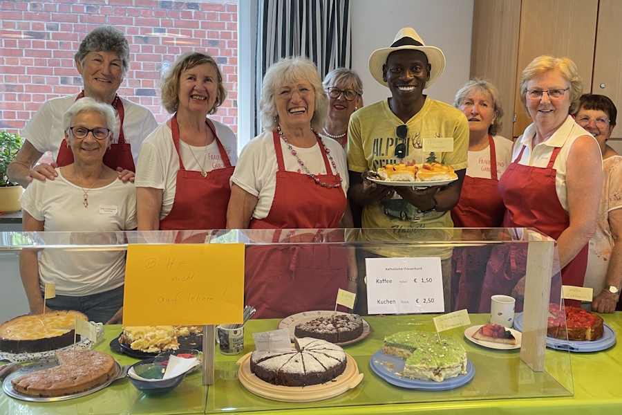 Gemeinschaftsmensch: Pfarradministrator Barthlomew Aondo mit Frauen des Katholischen Frauenbunds Garching.