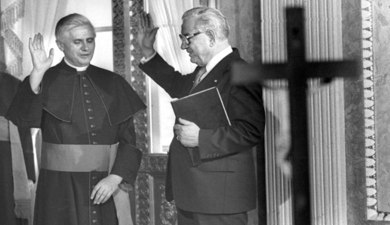 Erzbischof Joseph Ratzinger leistet den Eid auf die Bayerische Verfassung im Beisein des damaligen Ministerpräsidenten Alfons Goppel.