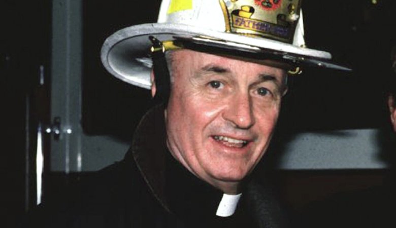 Der Franziskanerpater Mychal Judge, Seelsorger bei der New Yorker Feuerwehr, auf einem undatierten Foto mit Helm und Feuerwehrjacke.