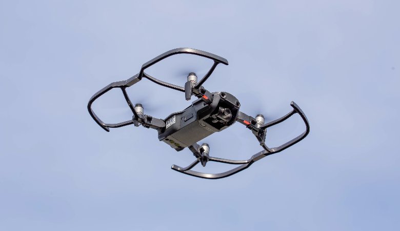 Nahaufnahme einer fliegenden Drohne.