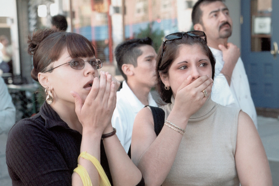 Zwei Frauen verfolgen schockiert die Ereignisse am Vormittag des 11. September 2001 in New York mit.