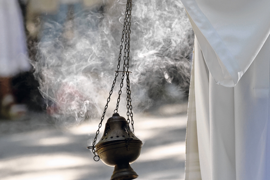 Weihrauch steigt in Kirchen, Tempeln und Heiligtümern auf. Sein Rauch steht für Verehrung und die aufsteigende Bitte des Menschen.