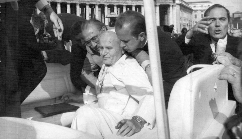 Kurz nach den Schüssen auf Johannes Paul II. Der Papst überlebte schwer verletzt.