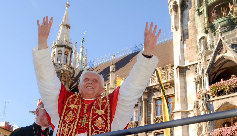 Papst Benedikt XVI. winkt während des Empfangs und Gebets am 9. September 2006 an der Mariensäule in München.