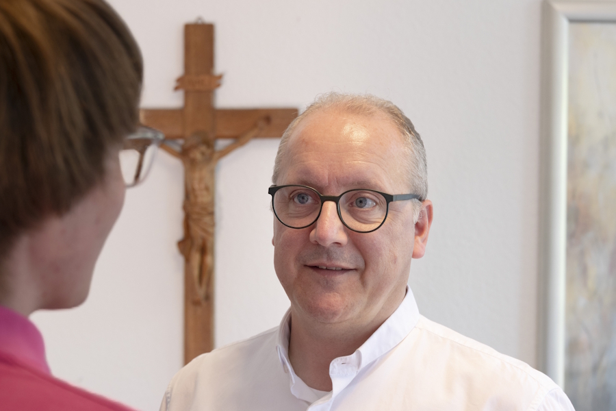 Aufmerksamer Zuhörer: der Osnabrücker Dompfarrer Thilo Wilhelm (51).