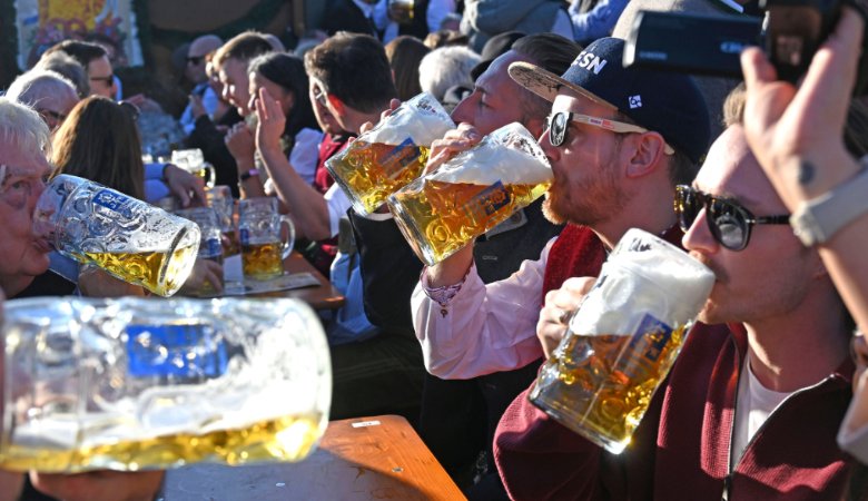 Szene aus dem Biergarten der Augustiner-Festhalle beim Oktoberfest 2025. 
