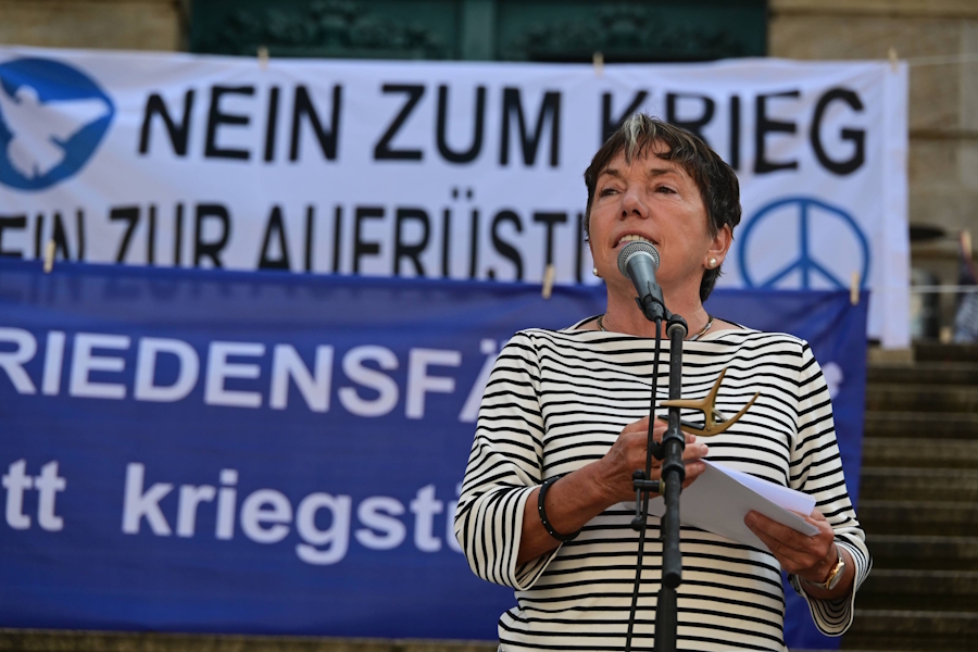 Die ehemalige EKD-Ratsvorsitzende Margot Käßmann tritt für Frieden ein – etwa beim Antikriegstag 2024 in Kassel.