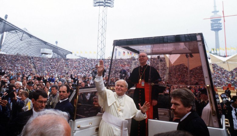 Papst Johannes Paul II. und Kardinal Friedrich Wetter beim Seligsprechungs-Gottesdienst für Pater Rupert Mayer im Münchner Olympiastadion.