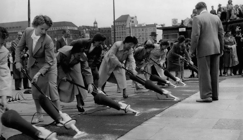 Bei einem Staubsaugerwettbewerb im Jahr 1953 in Hamburg.