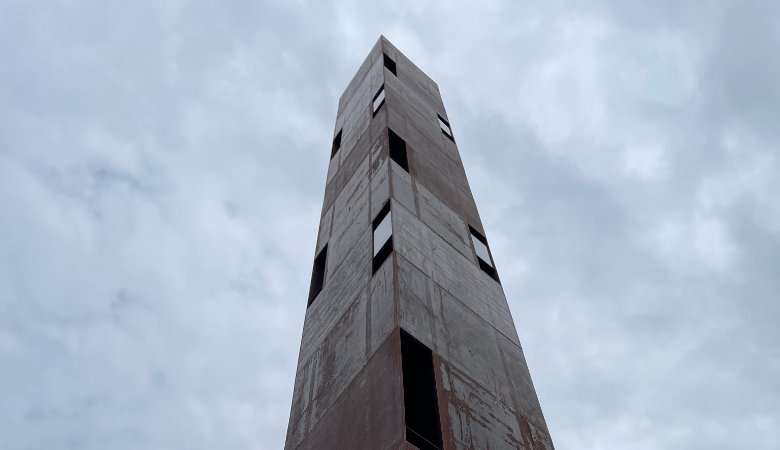 32 Meter ragt das Kunstwerk „Sichtung V“ in München-Freiham empor.